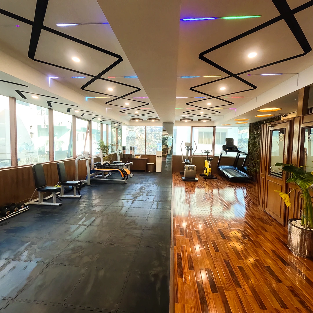 A wide-angle view of the functional area. The dual-texture flooring (rubber for heavy lifting and wood for movement) shows the versatility of the space, allowing for everything from heavy squats to battle rope intervals